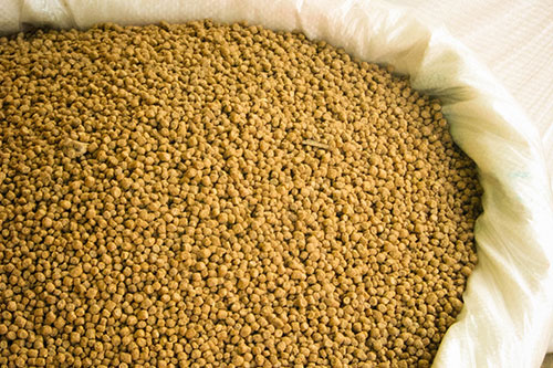 Pet food products for palletizing applications: compound feed