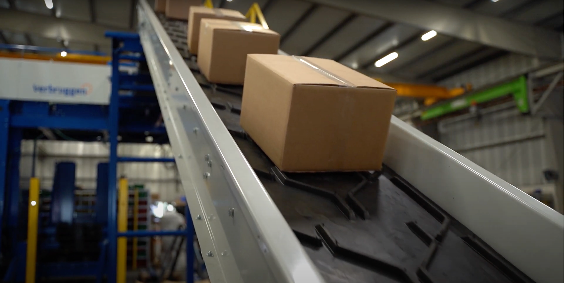 Palletizing machine in action: Stacking foodboxes
