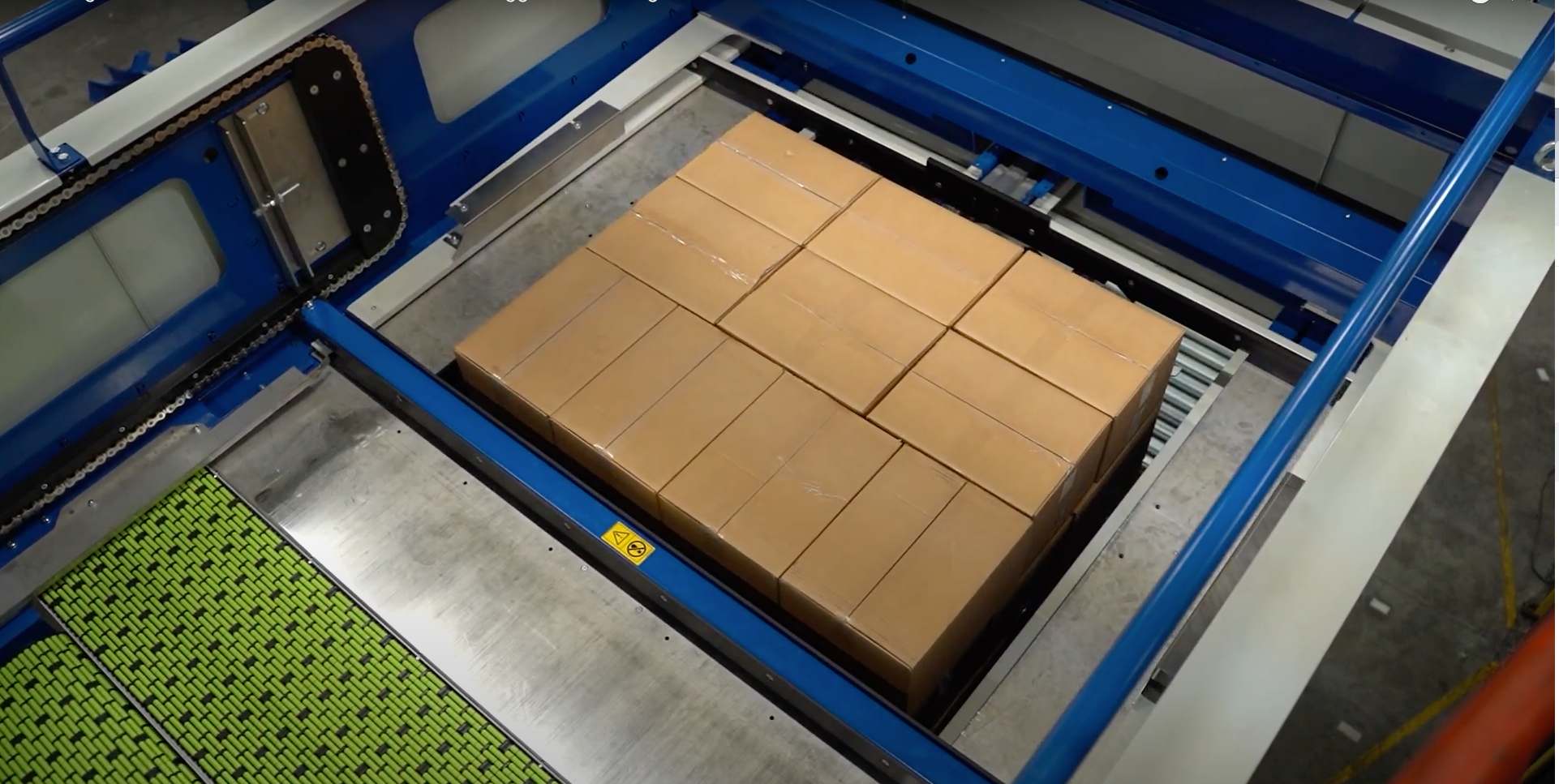 Stacking boxes with a palletising machine