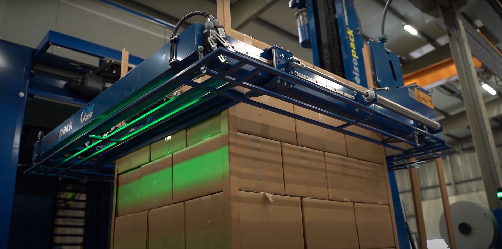 Stacking food boxes with a palletizing machine